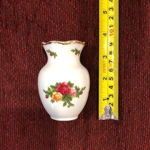 Royal Albert Old Country Roses bud vase like new condition